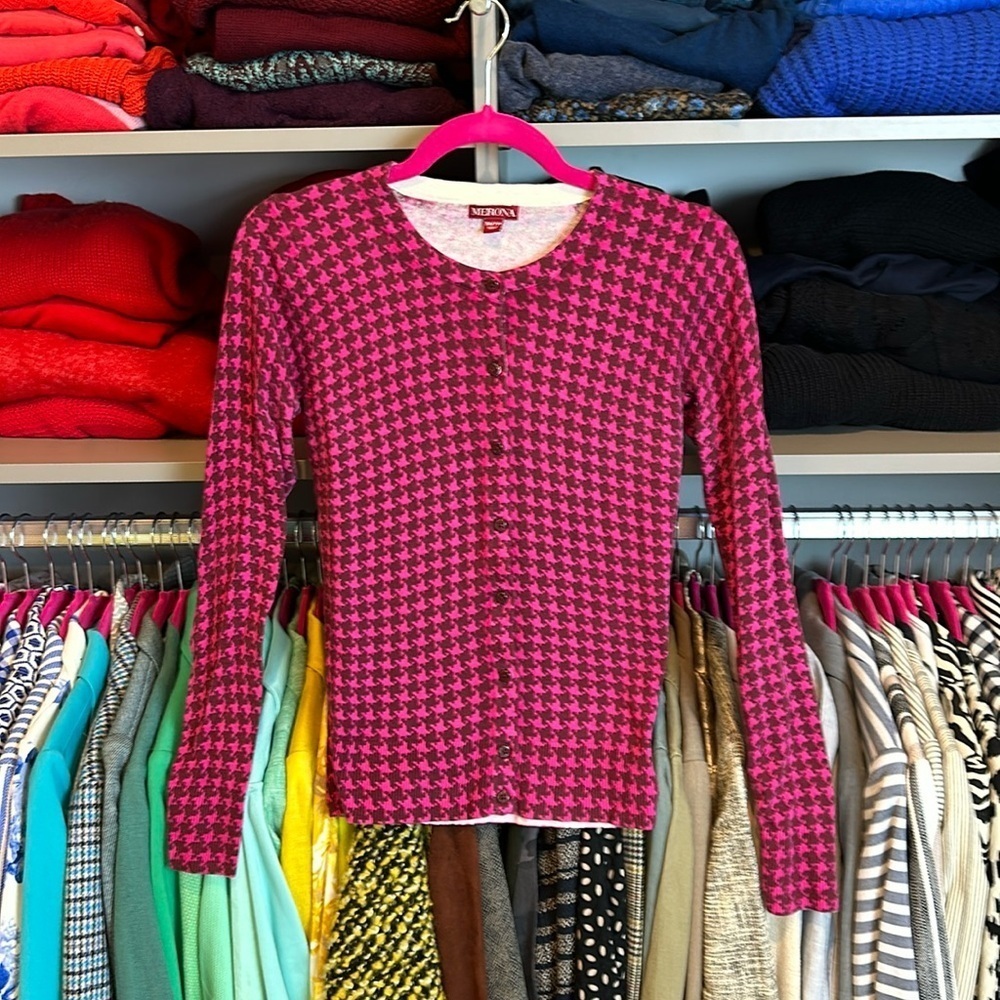 Merona pink/maroon houndstooth print long sleeve front button cardigan size XS